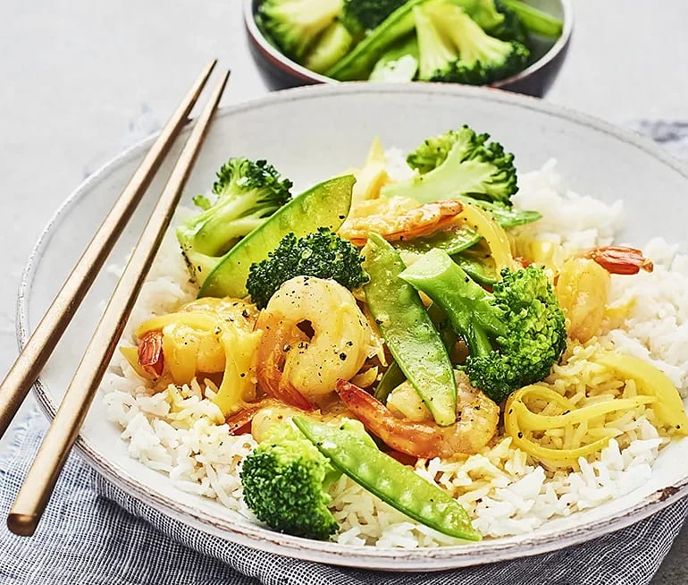 Vannameiräkor i curry med broccoli