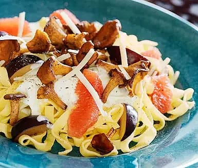 Färsk pasta med kantareller och grapefrukt
