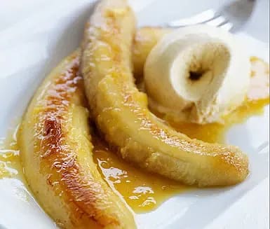 Stekta bananer med råsocker och glass