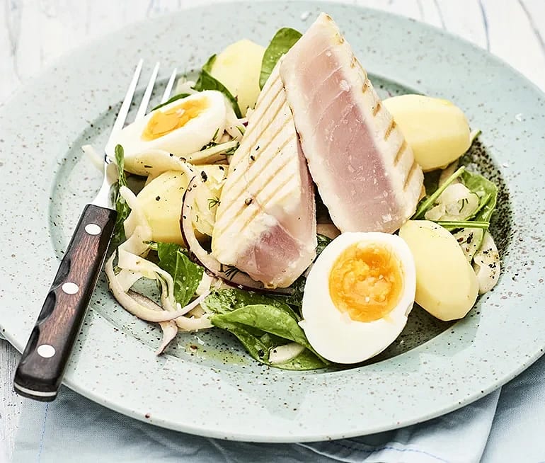 Halstrad tonfisk med ägg och citronmarinerad fänkål