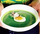 Vårgrön soppa med ägg