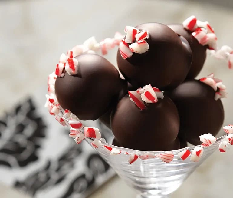 Chokladbollar med oreo och polkagriskross