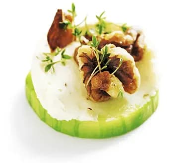 Gorgonzolakräm på gurka med valnöt