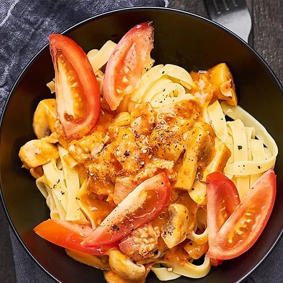 Krämig pasta med paprika och kotlettbacon | Recept 