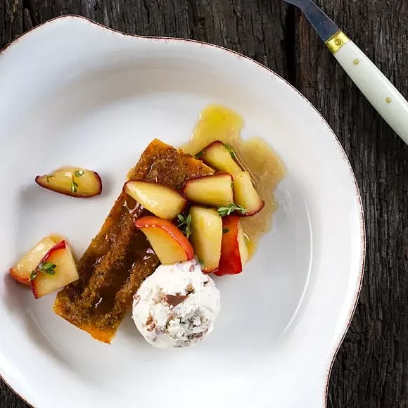 Mandel- och chokladglass med ”cinnamon bun pudding” och stekta äpplen