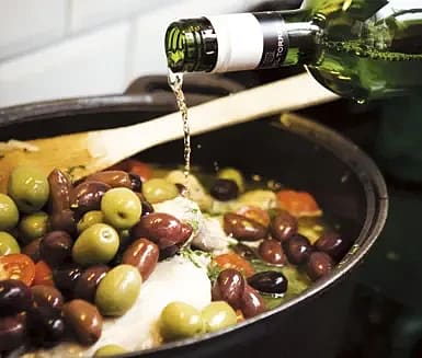Rivierakyckling med gröna och svarta oliver