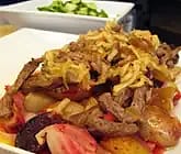 Potatis och rödbetor i låda med strimlat oxkött och sötsur sås