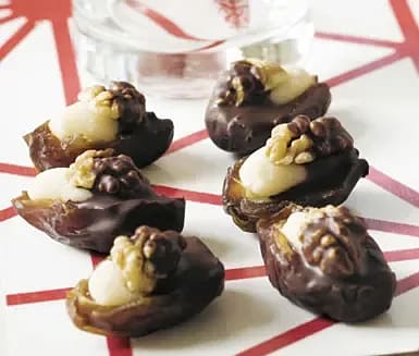 Chokladdoppade dadlar med valnötter