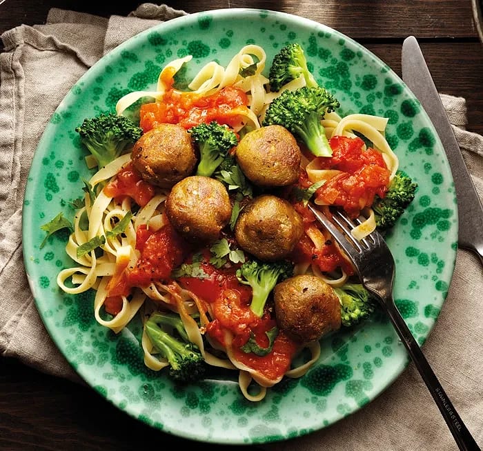 Grönsaksbullar med pasta, tomatsås & broccoli