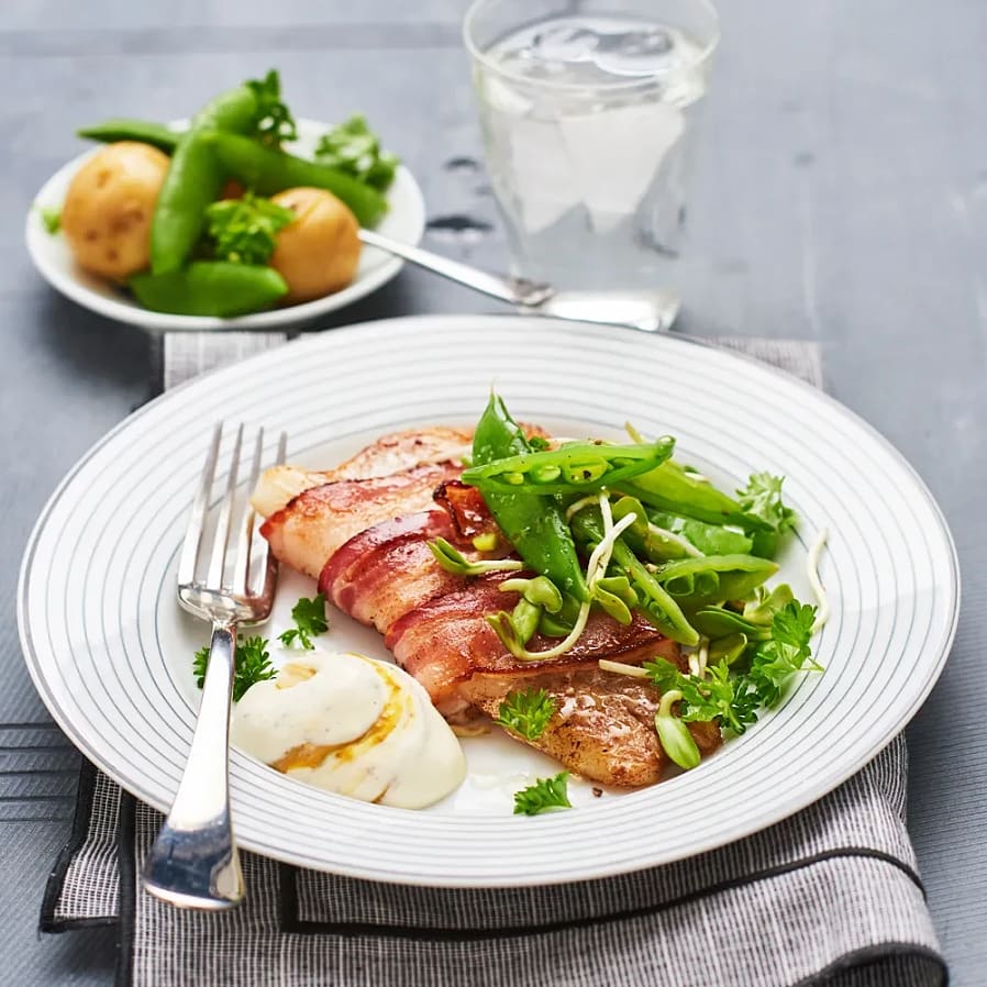 Baconlindad torsk med timjan- och senapscrème
