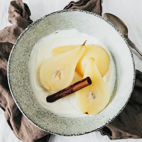 Pocherade päron med yoghurt