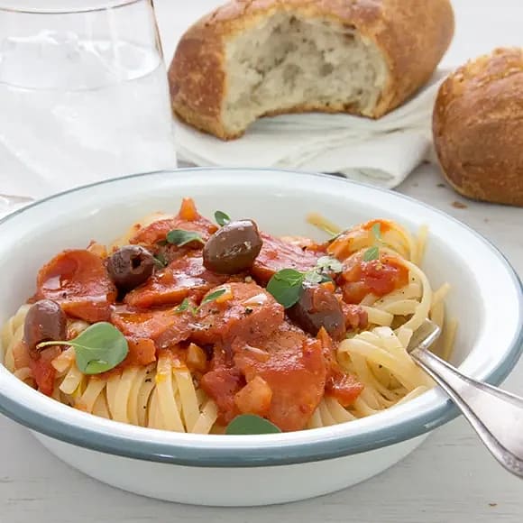 Pasta med tomat, kabanoss och oliver