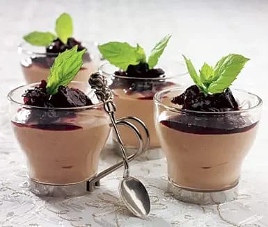 Mjölkchokladmousse med glöggkokta körsbär