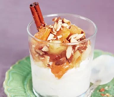 Aprikos- och äppelkompott med yoghurt