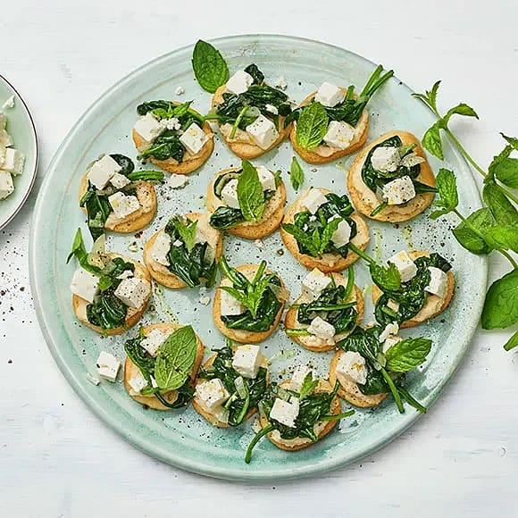 Crostini med hummus, spenat och vitost