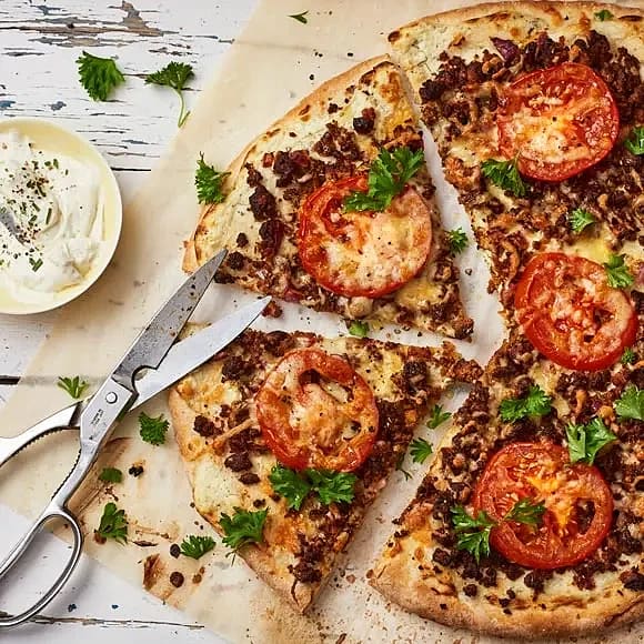 Pizza bianco med vitlöksfärskost, quorn och tomat