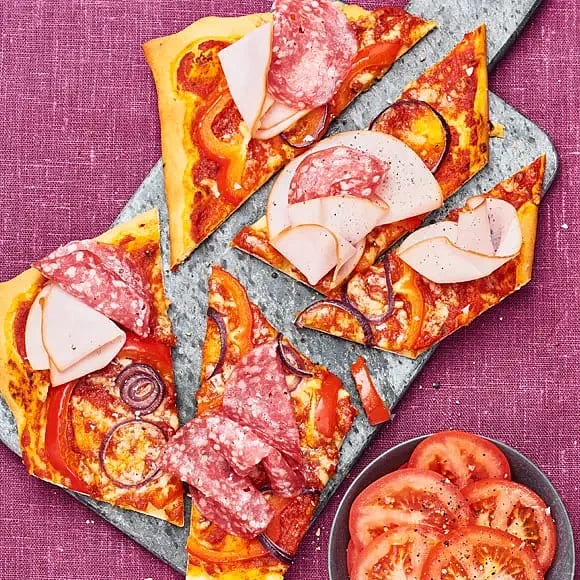 Pizza med salami och skinka