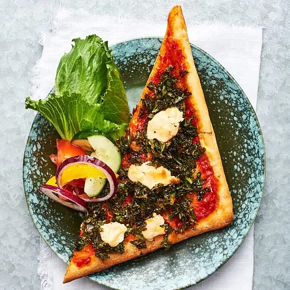 Grönkålspizza med ajvar och getost