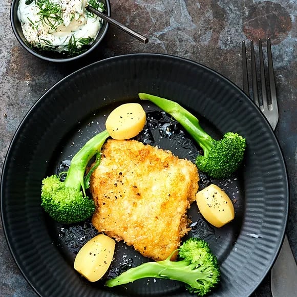 Panerad torsk med broccoli och dillmajonnäs