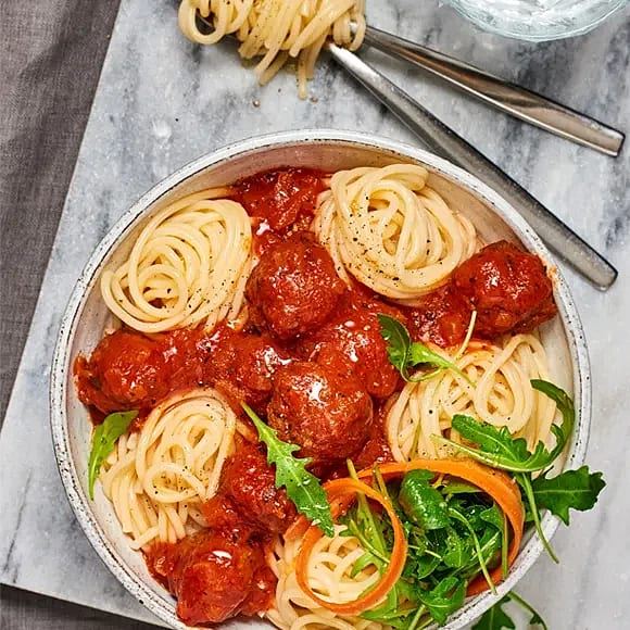 Frikadeller i tomatsås och spaghetti