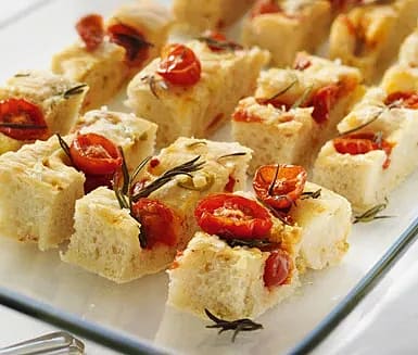 Focaccia med oliver, tomater och rostad paprika
