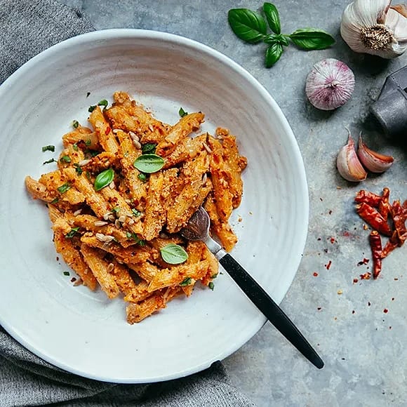 Krämig pasta med tomat och kikärtor