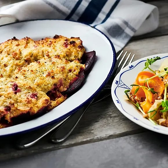 Mandel- och parmesangratinerade rödbetor med kvarngrynsallad