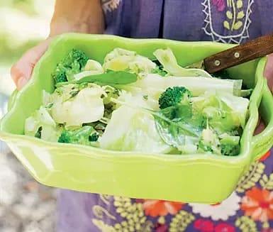 Sommarsallad med broccoli & färsk vitkål