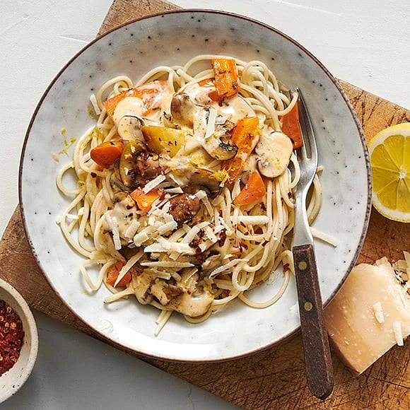 Krämig pasta med svamp och grönsaker | Recept 