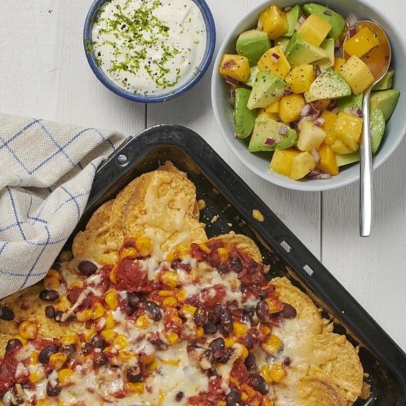 Gratinerade nachos med mango- och avokadosalsa