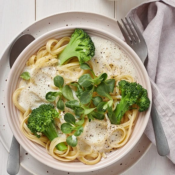 Linguine med broccoli och ostsås