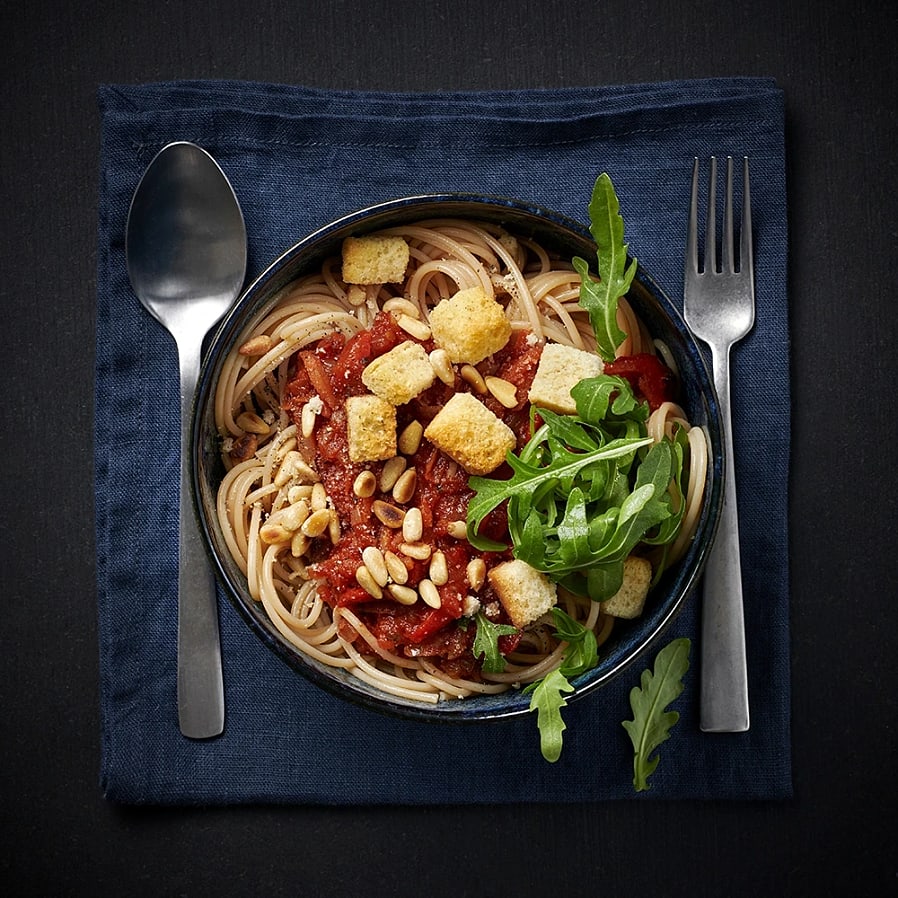 Spaghetti med tomatsås och krutonger 