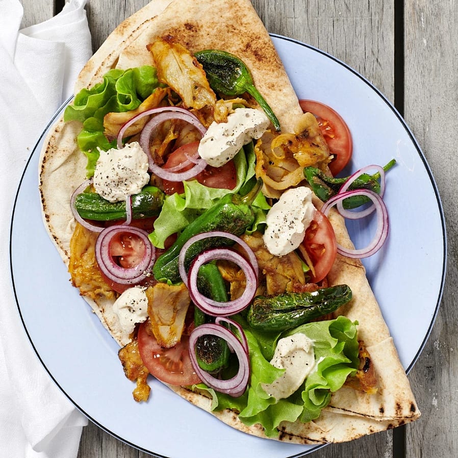 Kycklingkebab med libabröd och picklad lök 