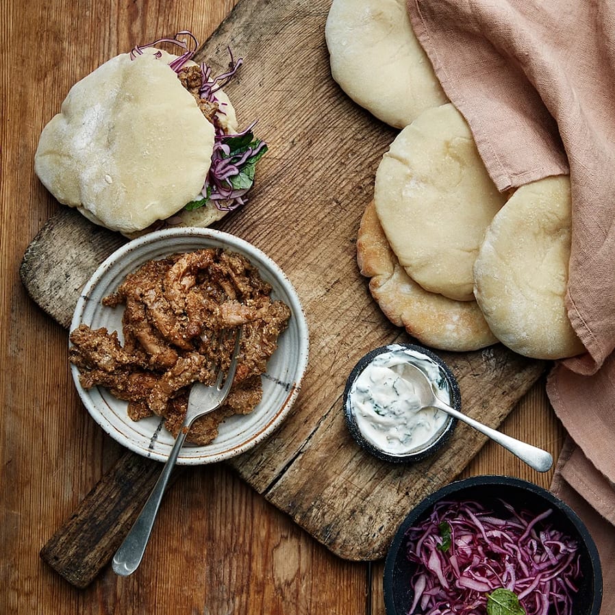 Kyckling i pitabröd med garam masala och kålsallad