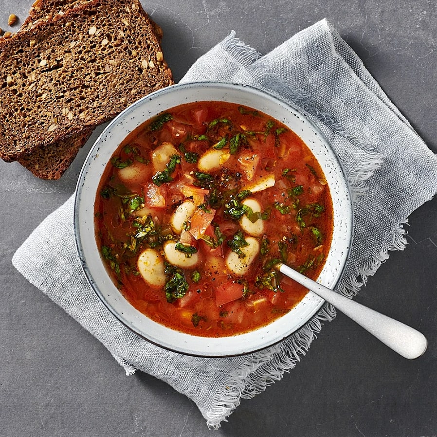 Soppa med vita bönor, tomat och basilika