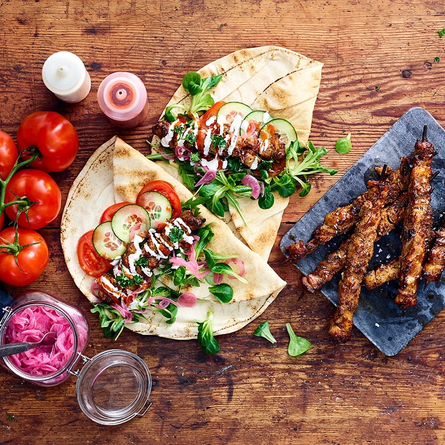 Färdiga kycklingspett i kebab med två såser