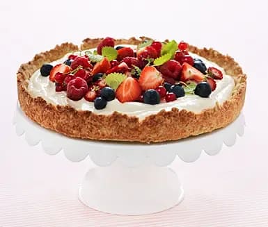 Cheesecake med rörd fyllning och sommarbär