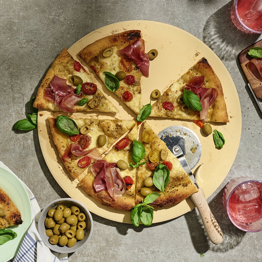 Pizza med olivkräm och prosciutto
