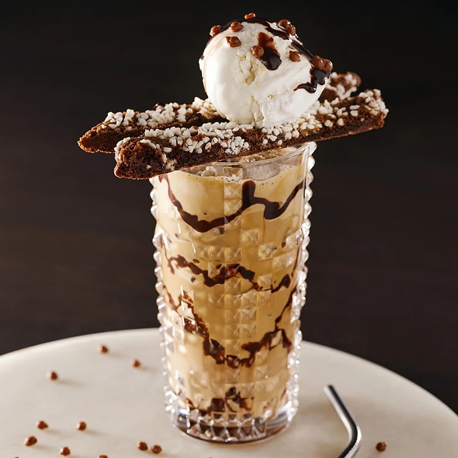 Espresso milkshake med glass och chokladsås