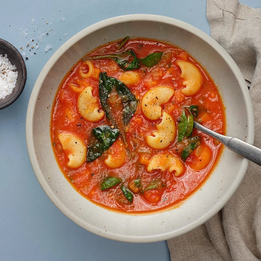 Tomatsoppa med pasta och spenat