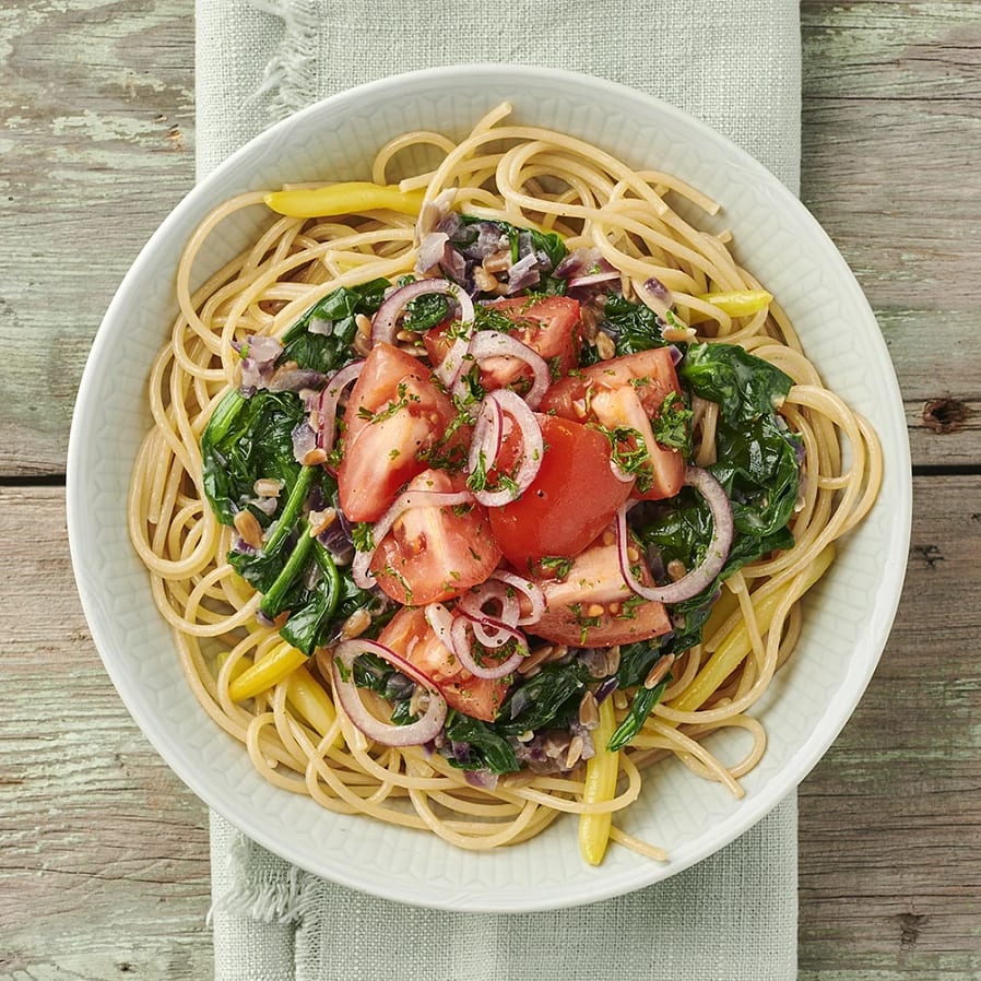 Spaghetti med spenatsås och tomatsallad 