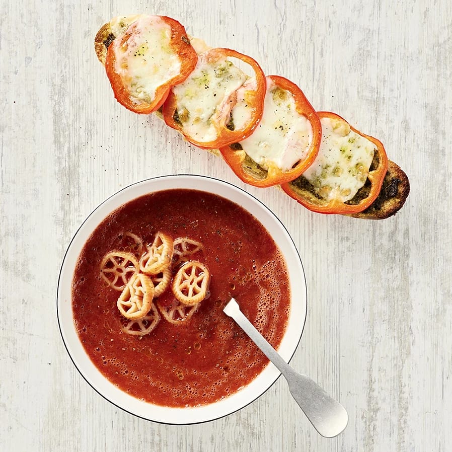 Tomatsoppa med krispig pesto-  och mozzarellatoast