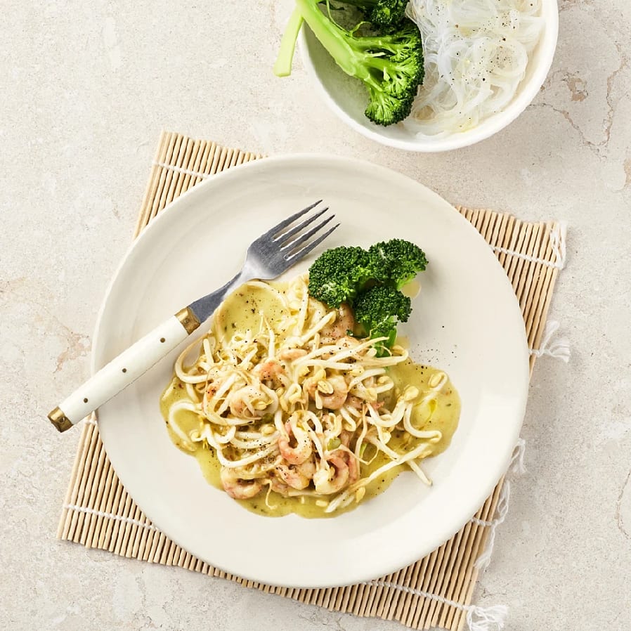 Räkor i grön curry med nudlar och broccoli