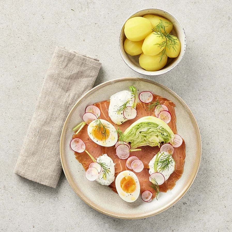 Kallrökt lax med ägg pepparrot och dill