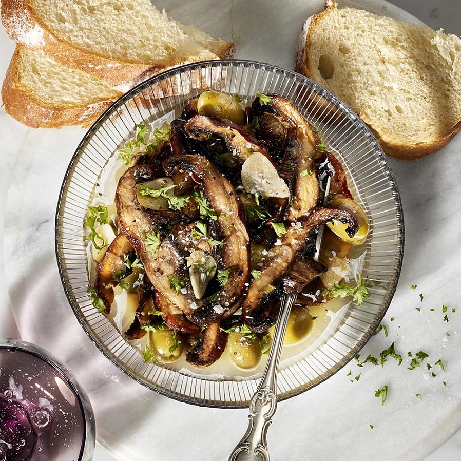 Inlagd portabello med oliver, persilja och vitlök