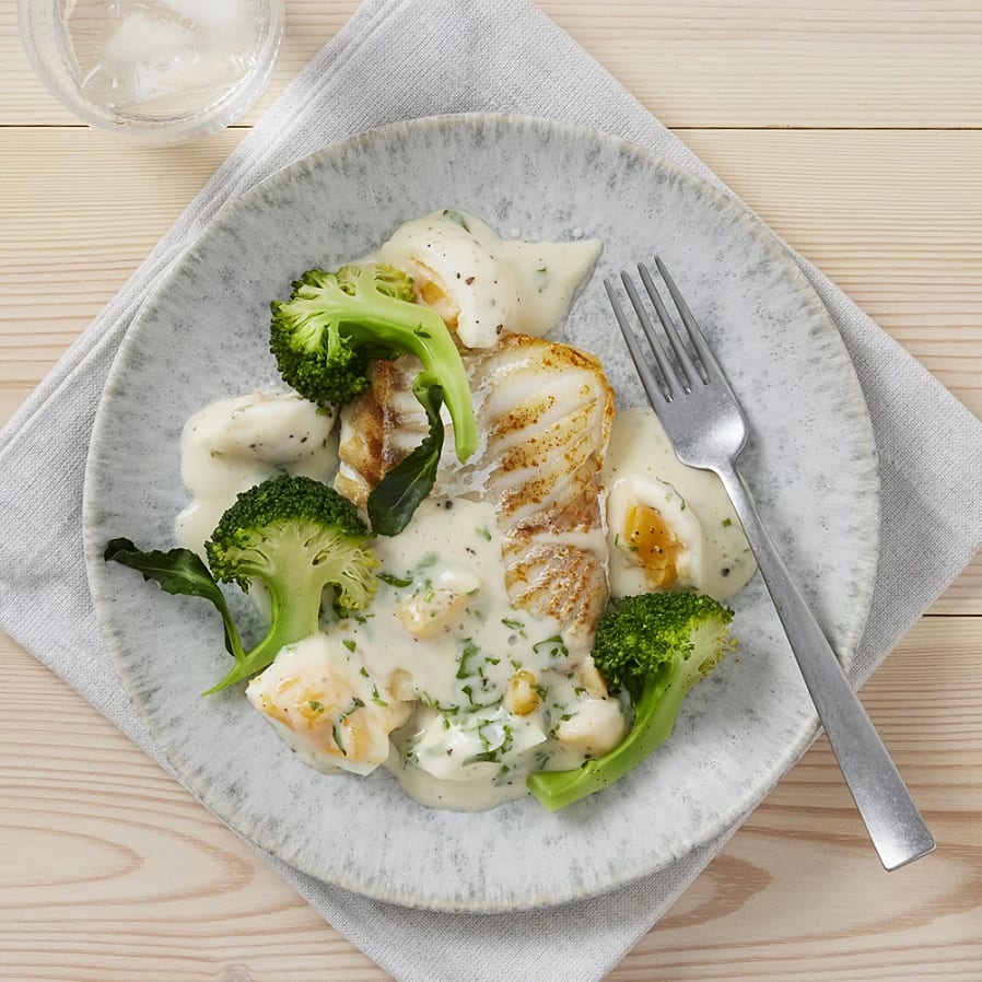 Stekt torsk med äggsås och broccoli