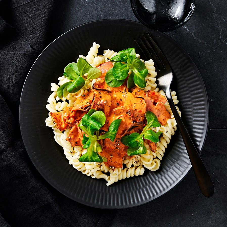 Pasta med kalkonbacon och ajvar