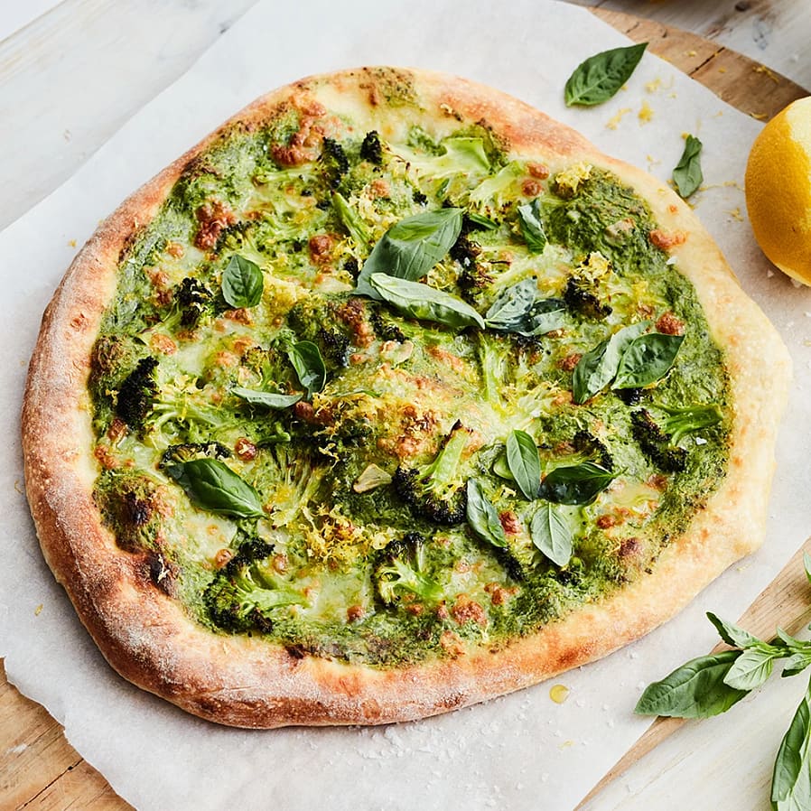Pizza med örtkräm och broccoli