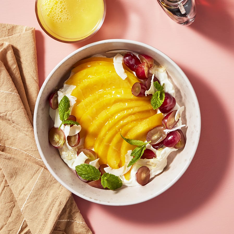 Mangobowl med druvor och kokoscrunch
