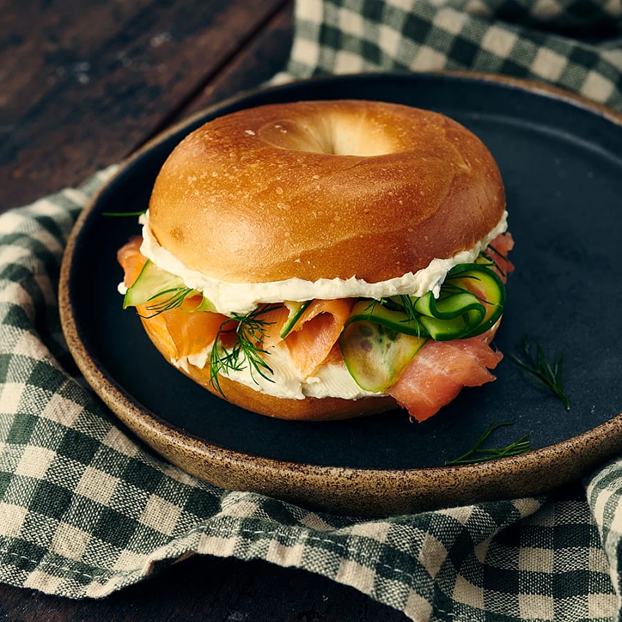 Bagel med lax, pepparrotskräm och gurka